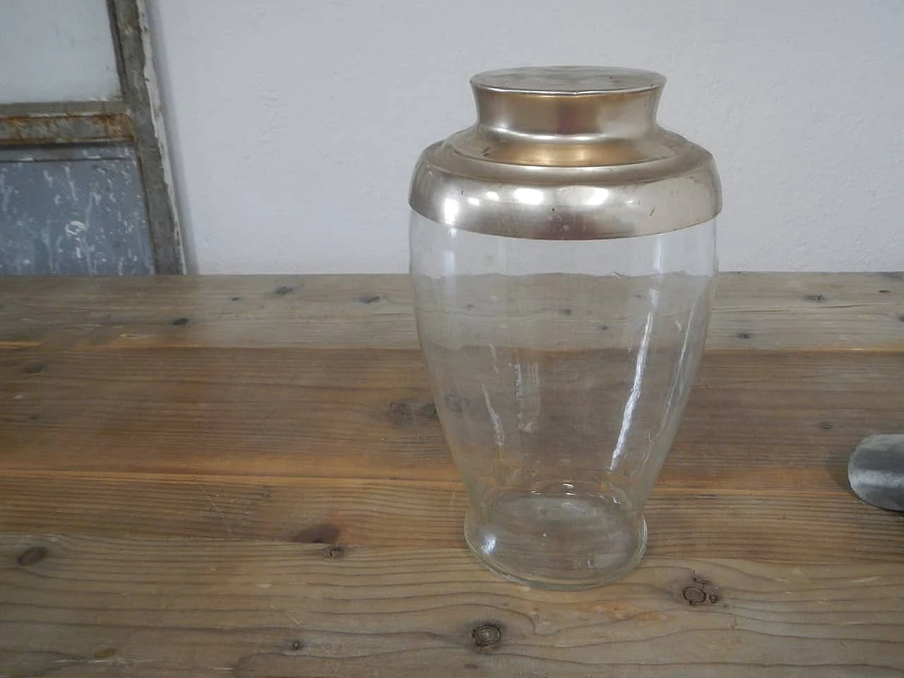 Shop vase with dispenser, 1950s 2