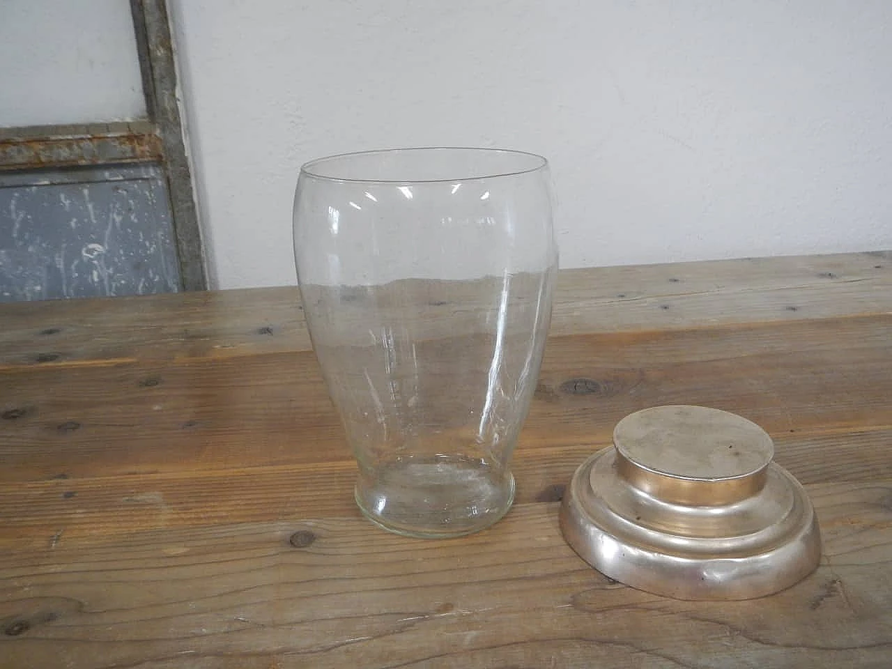 Shop vase with dispenser, 1950s 3