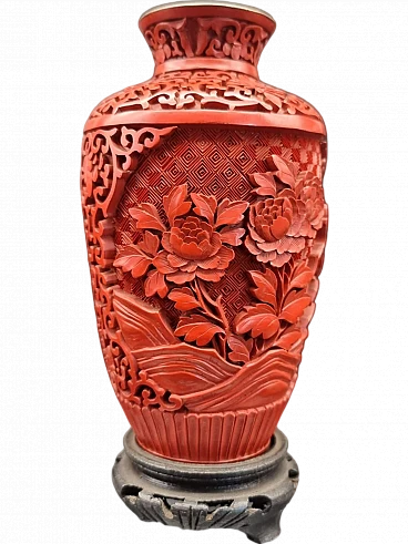 Chinese vase in carved cinnabar with flowers, 18th century