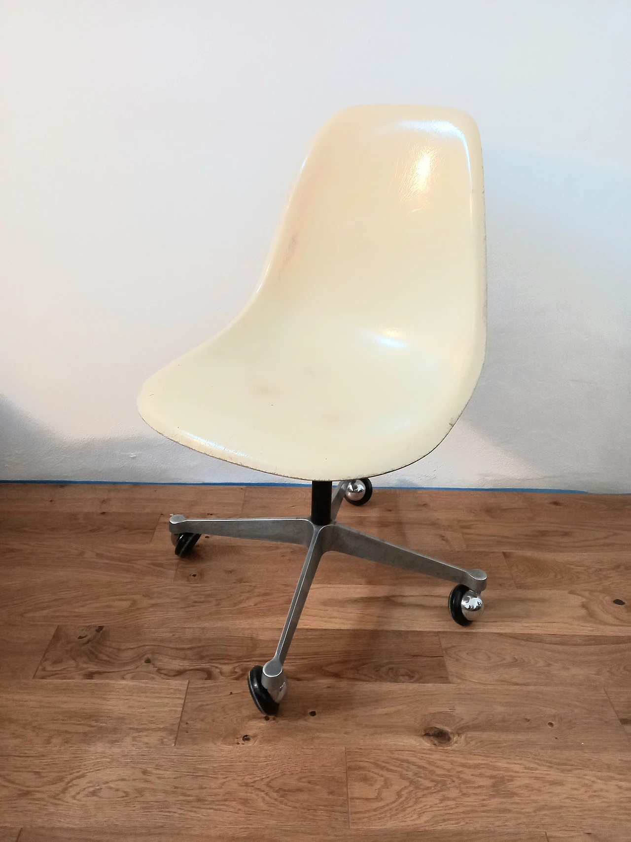 Sedia con rotelle di Charles e Ray Eames per Herman Miller, anni '70 1