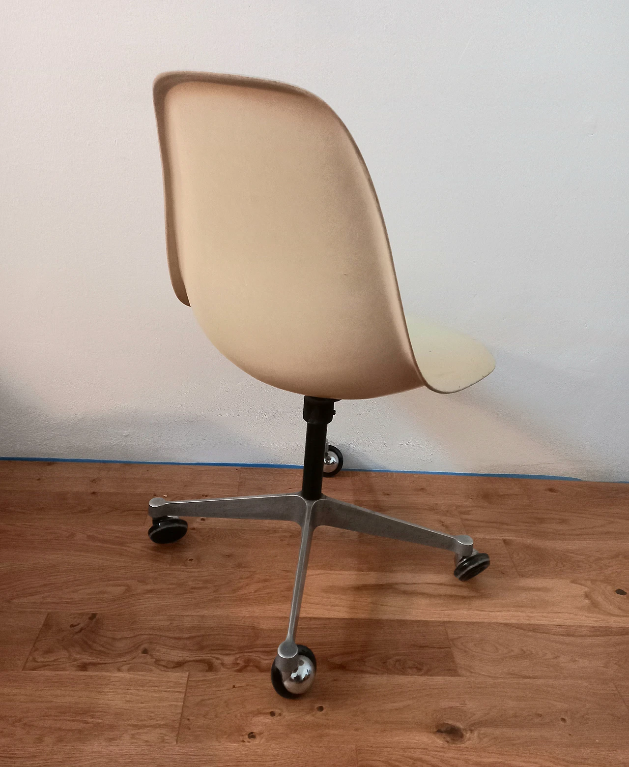 Sedia con rotelle di Charles e Ray Eames per Herman Miller, anni '70 4