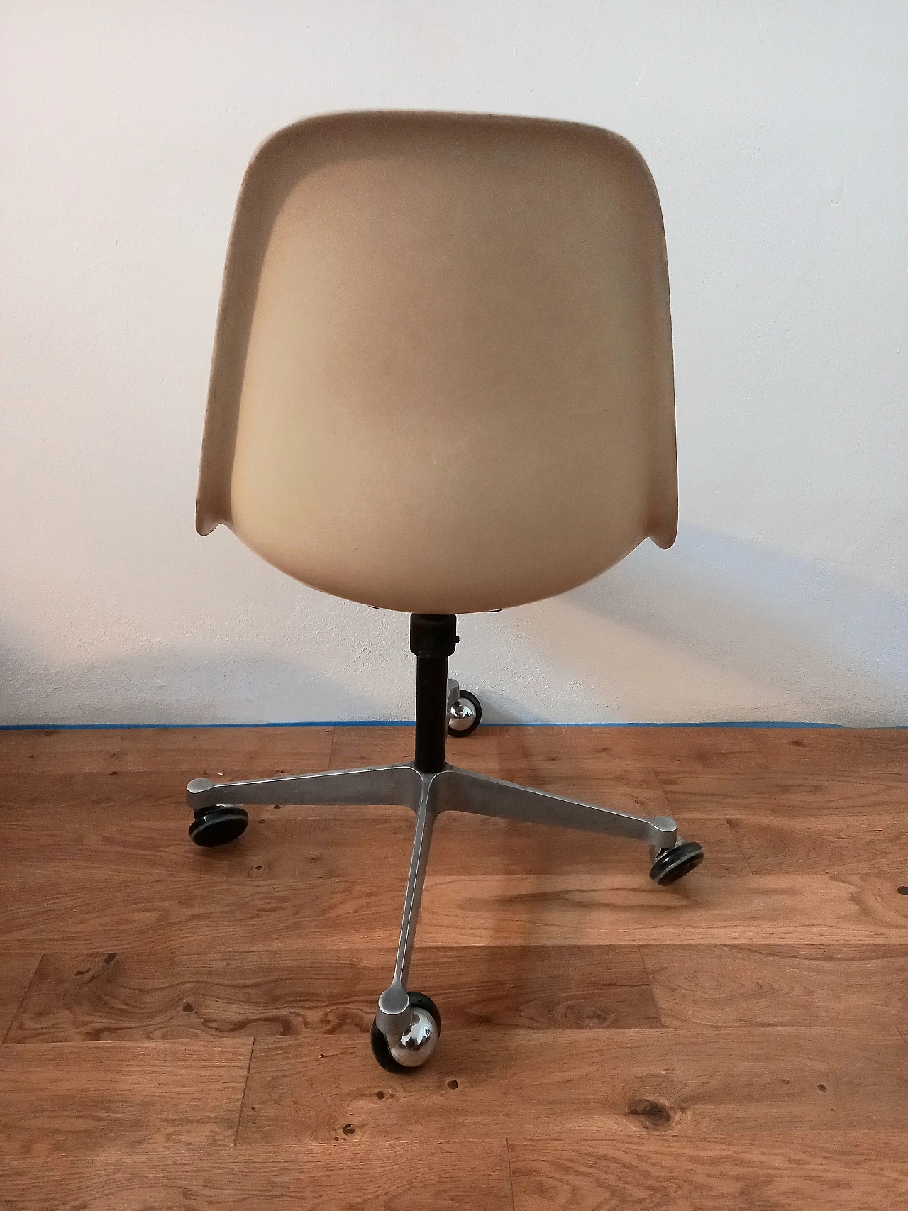 Sedia con rotelle di Charles e Ray Eames per Herman Miller, anni '70 5