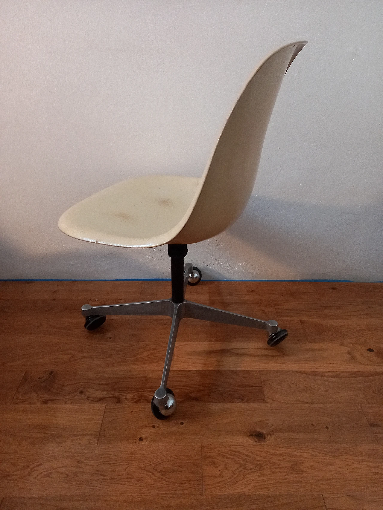 Sedia con rotelle di Charles e Ray Eames per Herman Miller, anni '70 7