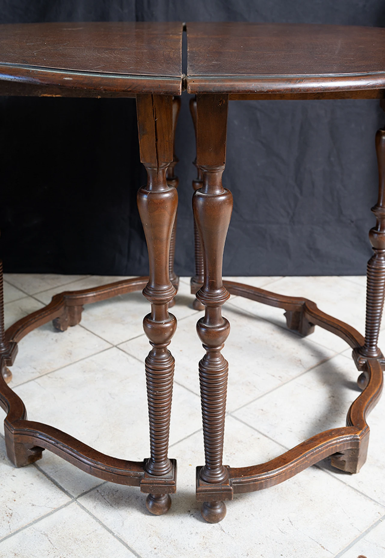 Solid walnut console table, first half of the 18th century 2