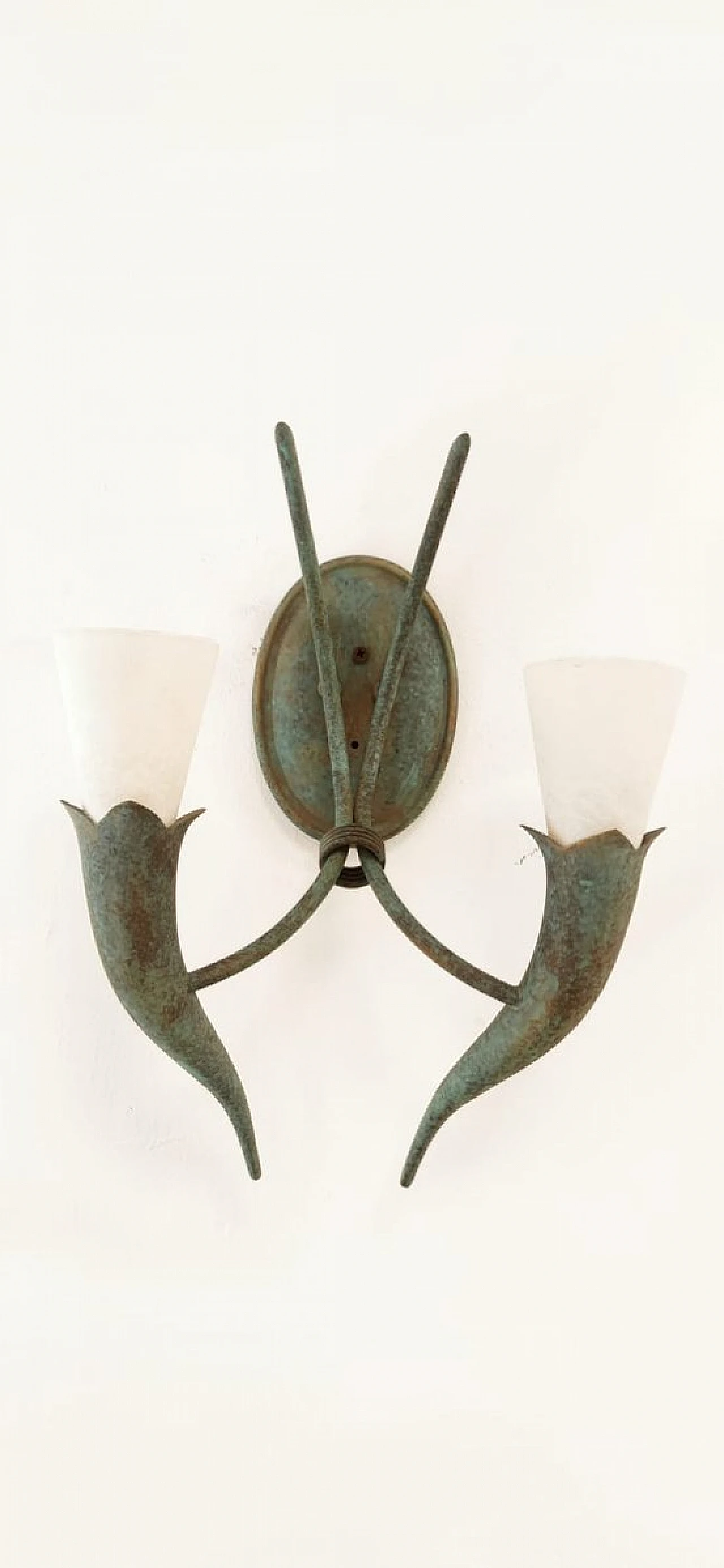 Etruscan style wall light in brass and glass, 1970s 4