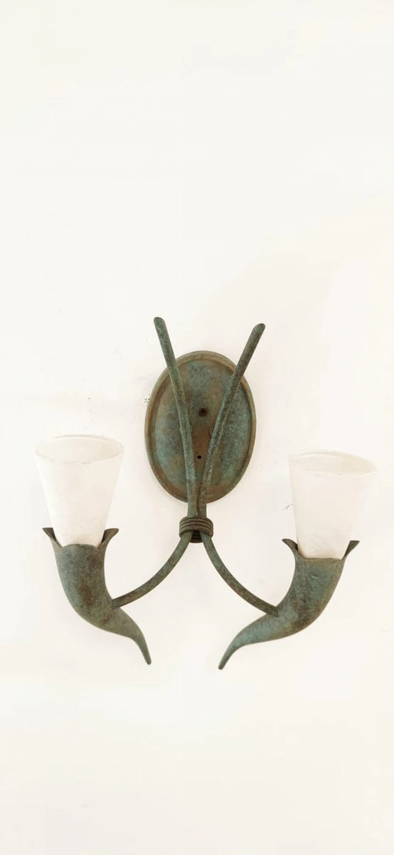 Etruscan style wall light in brass and glass, 1970s 8