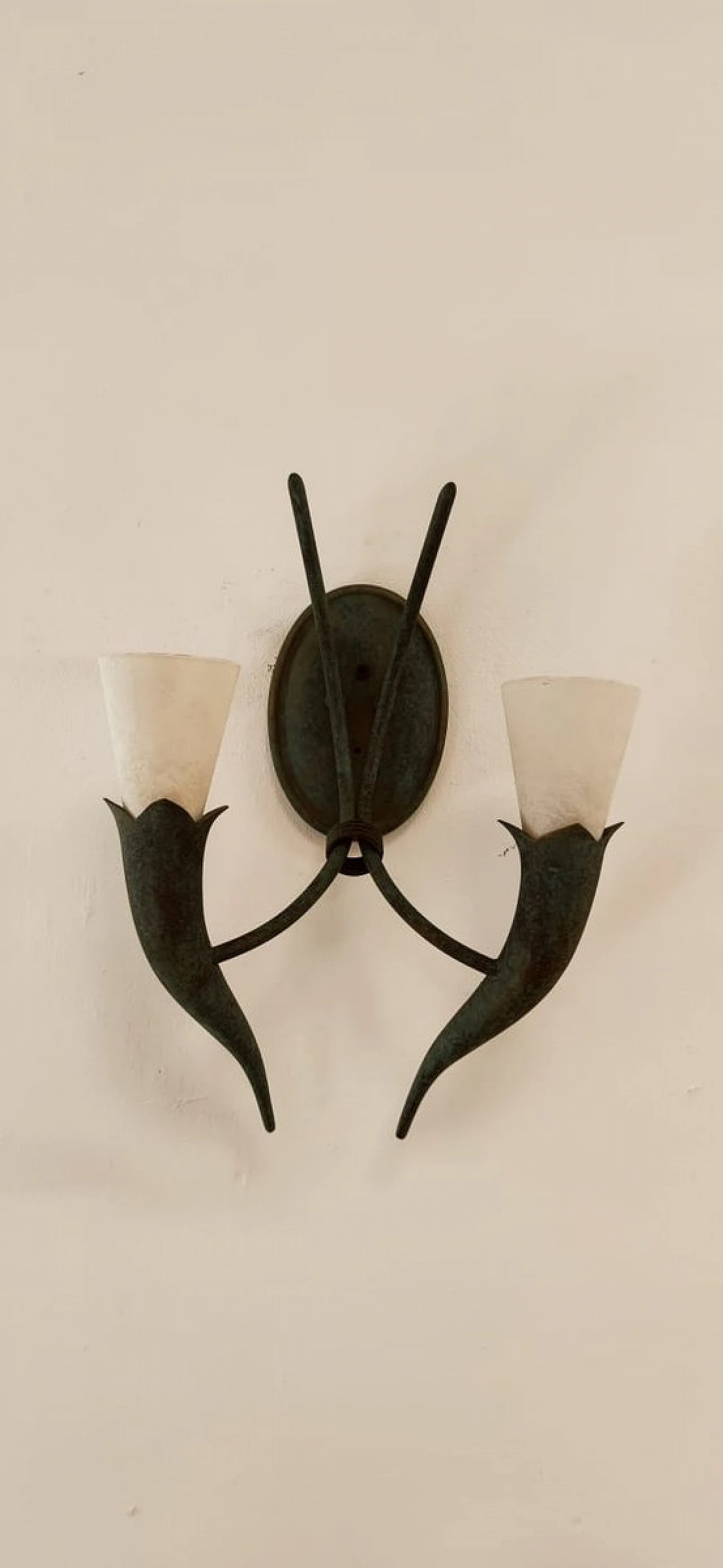 Etruscan style wall light in brass and glass, 1970s 9