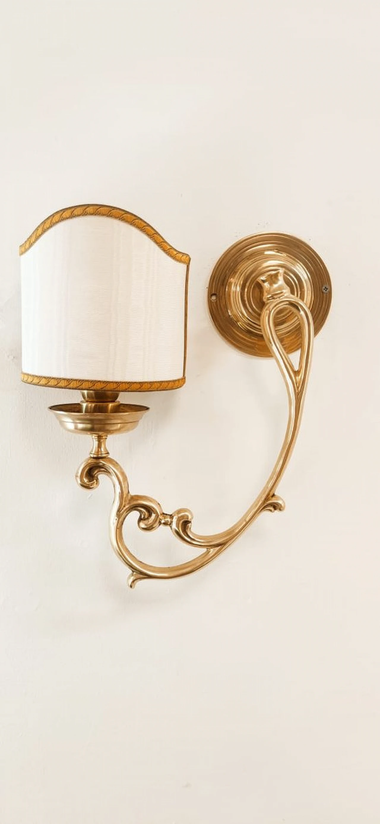 Wall light in brass with white & gold fabric lampshade, 1980s 1