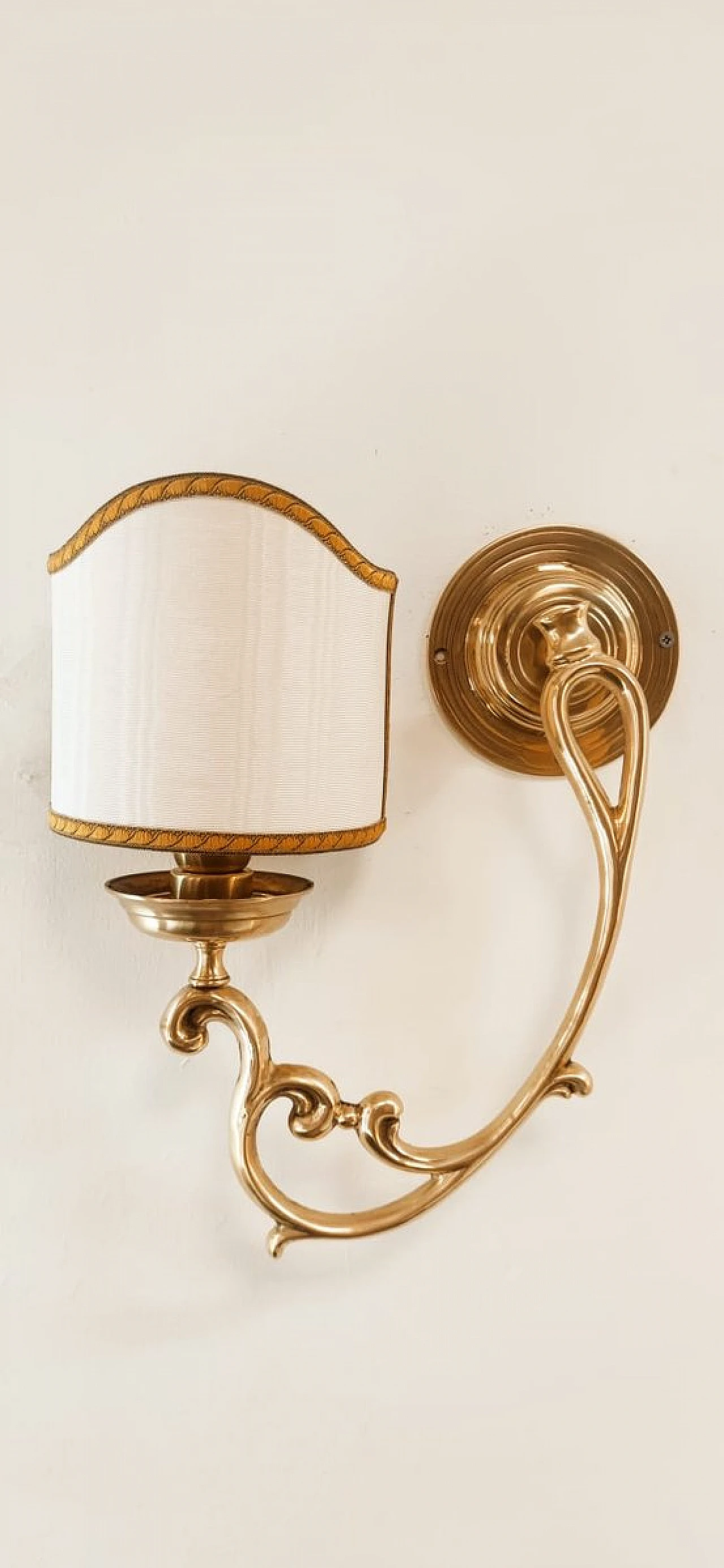 Wall light in brass with white & gold fabric lampshade, 1980s 5