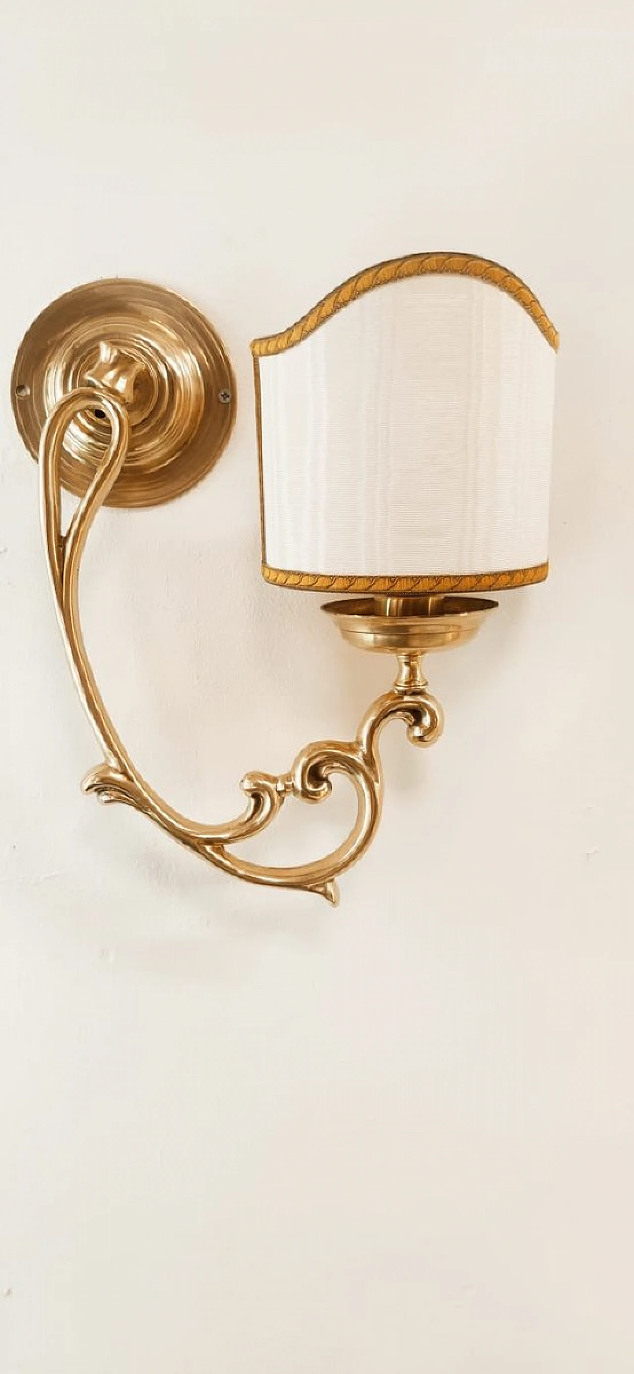 Wall light in brass with beige fabric lampshade, 1980s 1