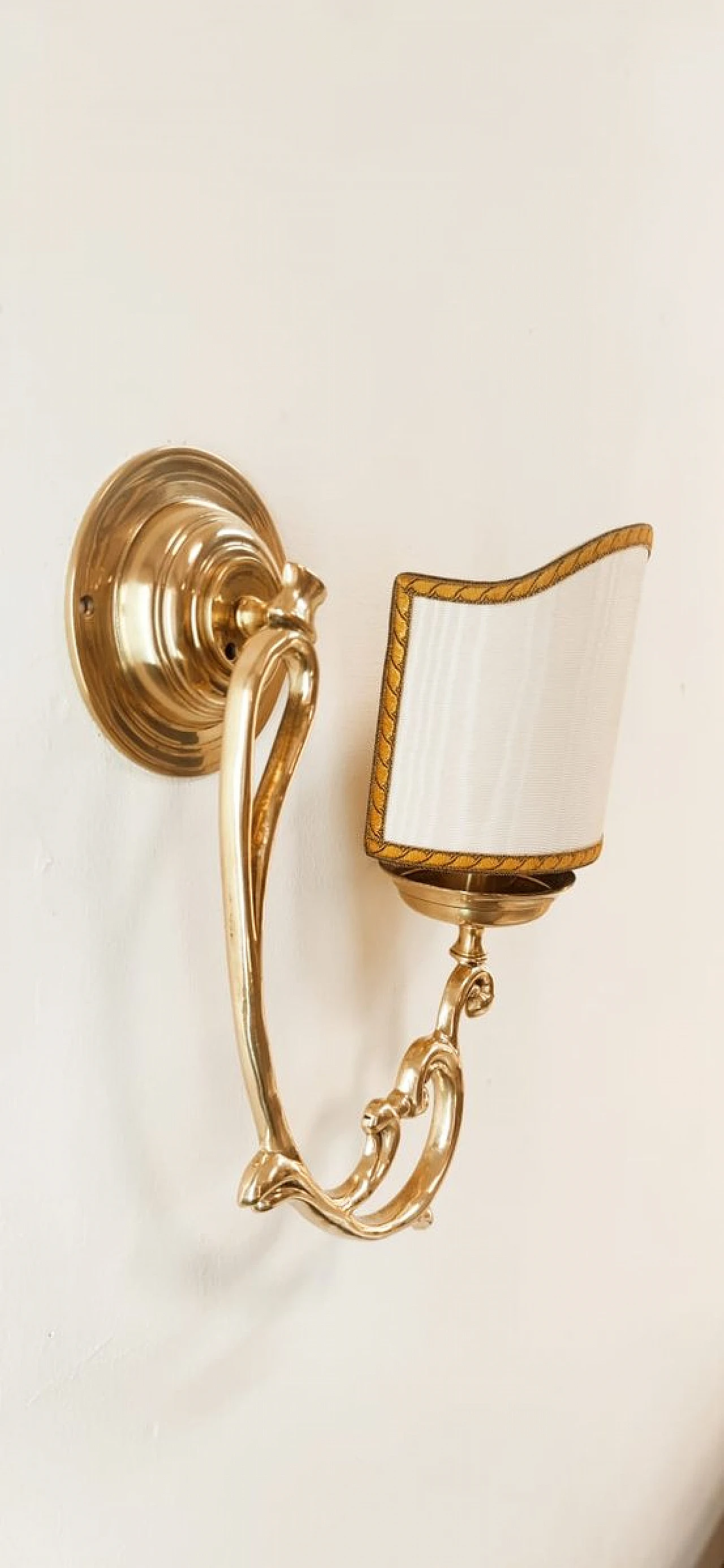 Wall light in brass with beige fabric lampshade, 1980s 2