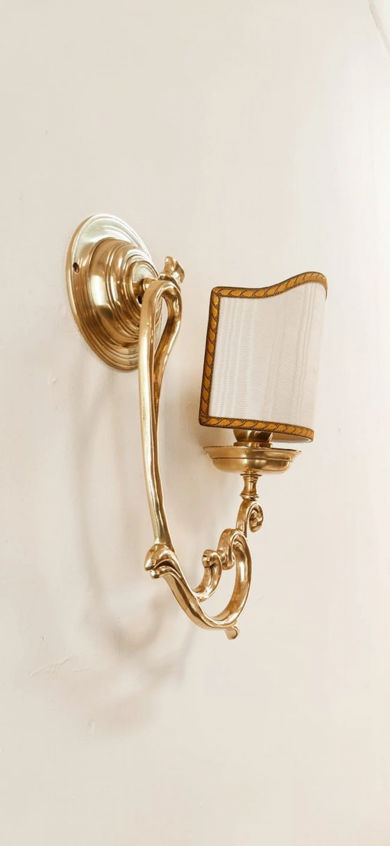 Wall light in brass with beige fabric lampshade, 1980s 3