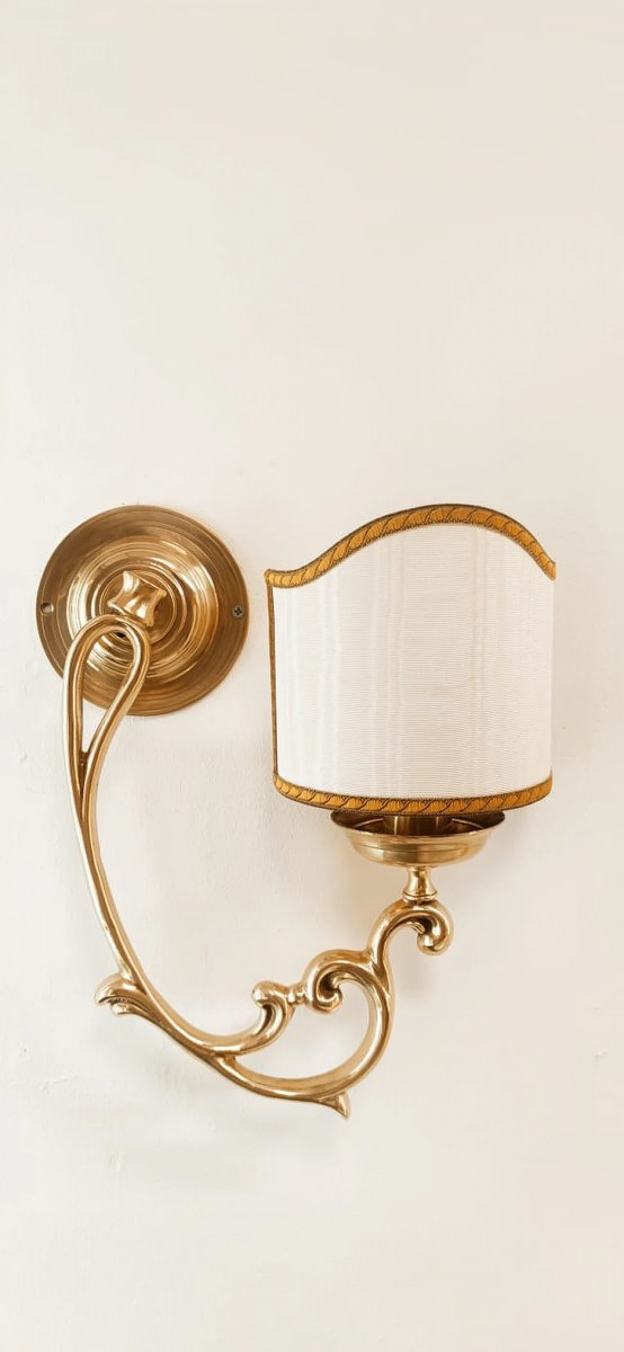 Wall light in brass with beige fabric lampshade, 1980s 4