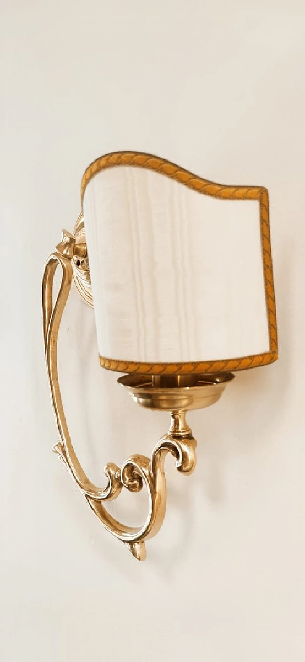 Wall light in brass with beige fabric lampshade, 1980s 5