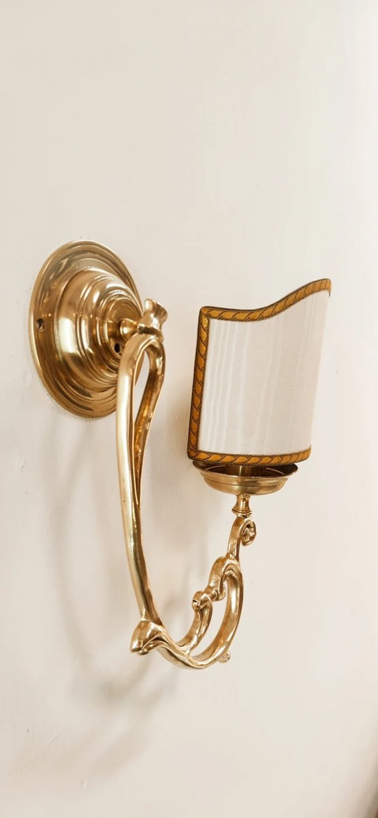 Wall light in brass with beige fabric lampshade, 1980s 8