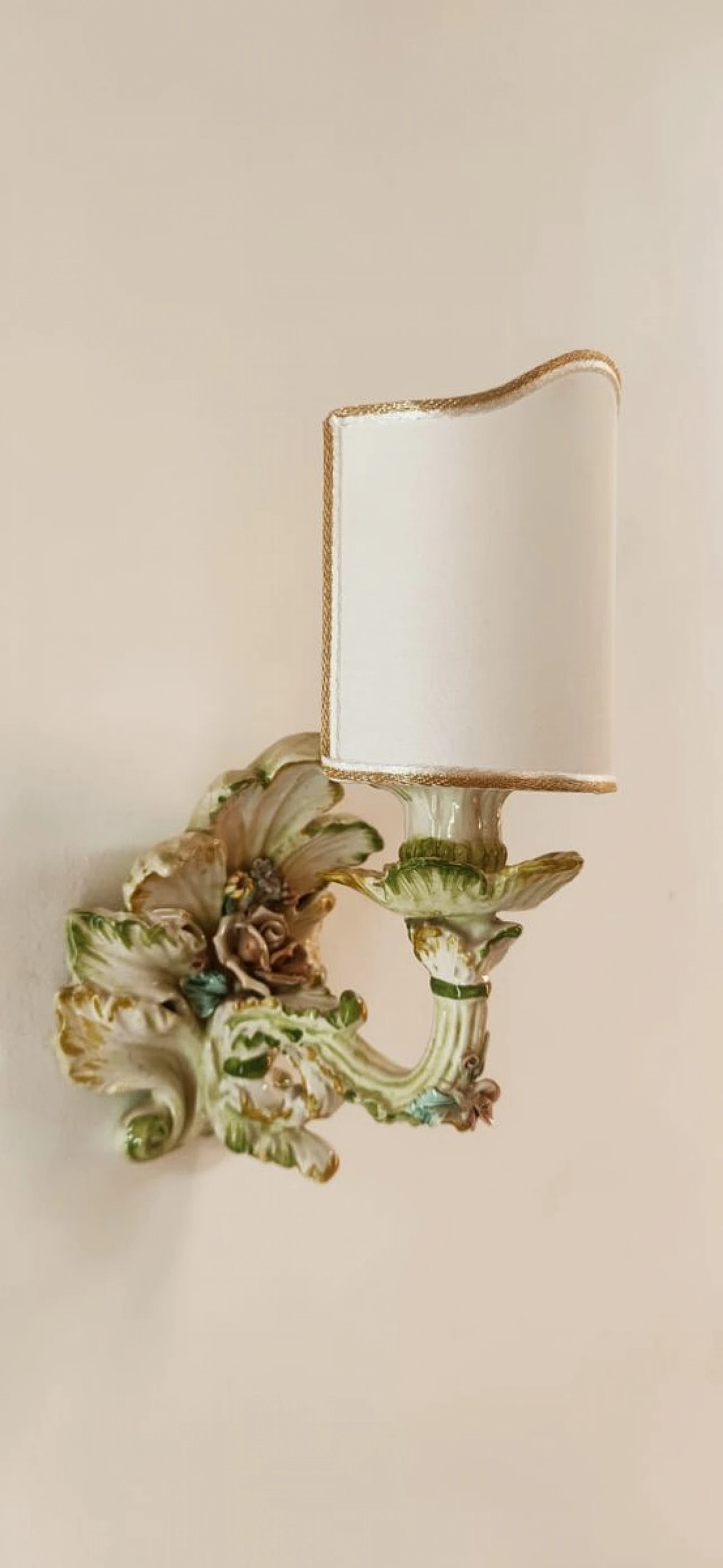 Wall light with flowers-shaped ceramic stem & fabric lampshade 1