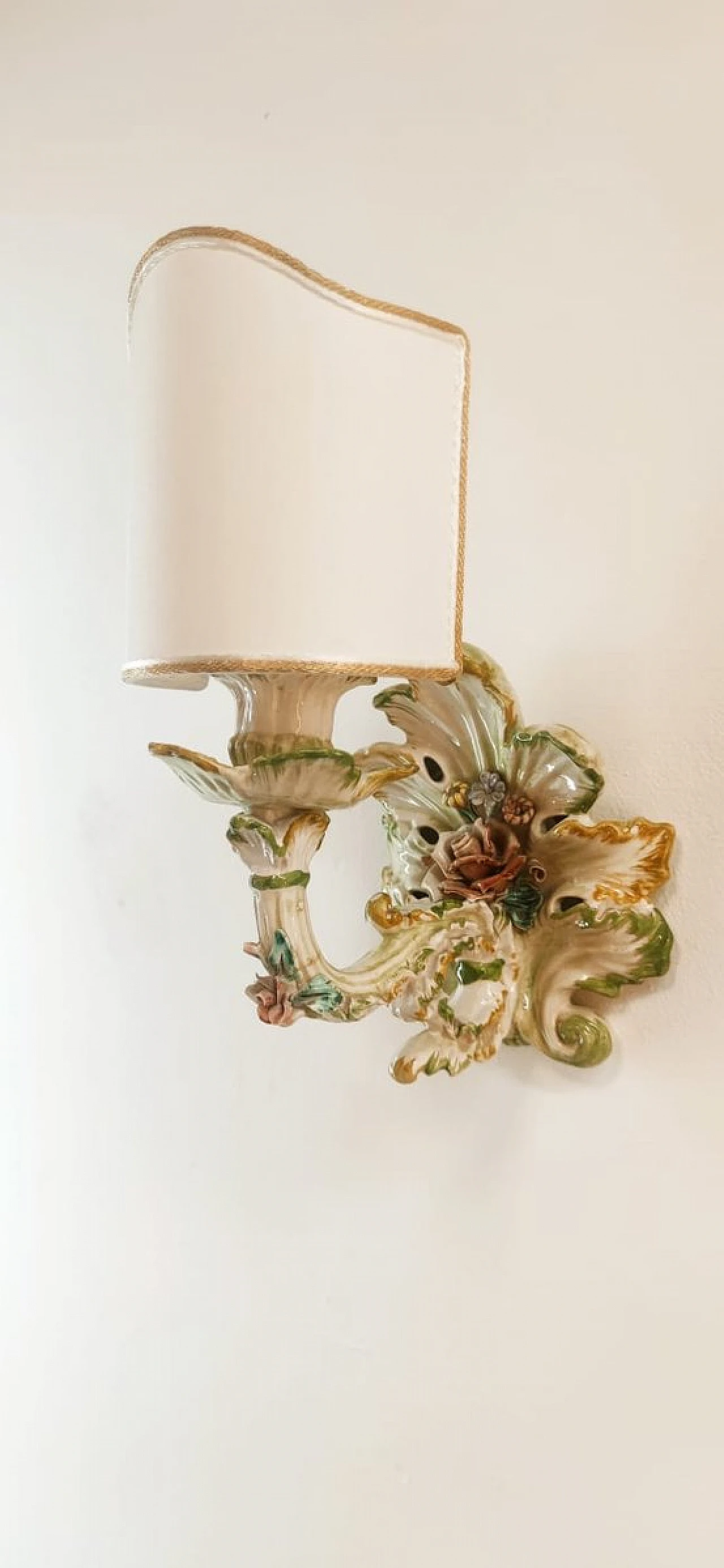 Wall light with flowers-shaped ceramic stem & fabric lampshade 2