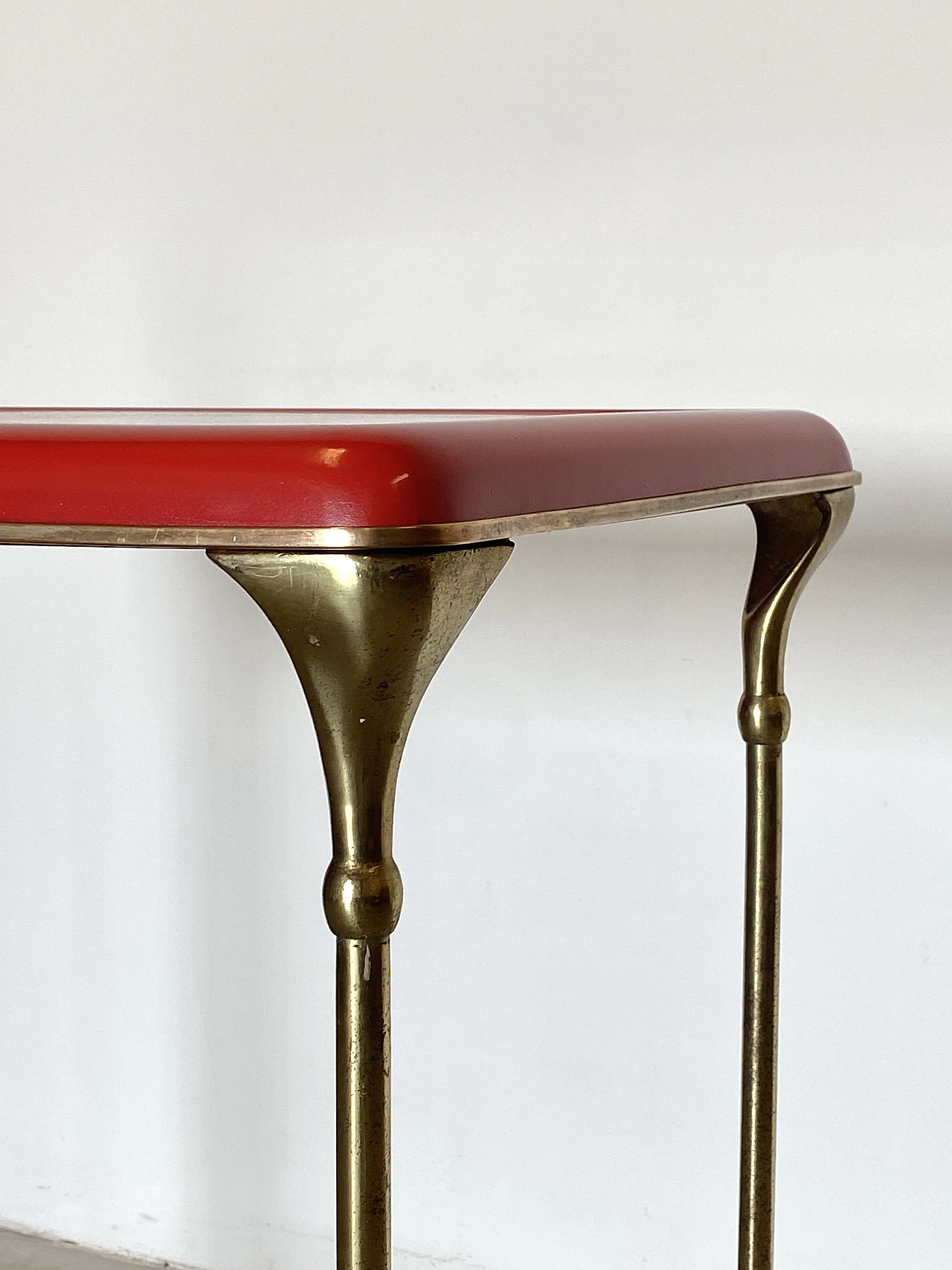 Tavolino in ottone con piano laccato rosso, anni '50 1