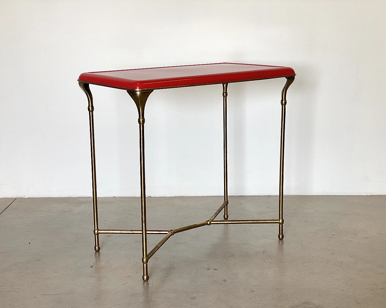 Tavolino in ottone con piano laccato rosso, anni '50 3