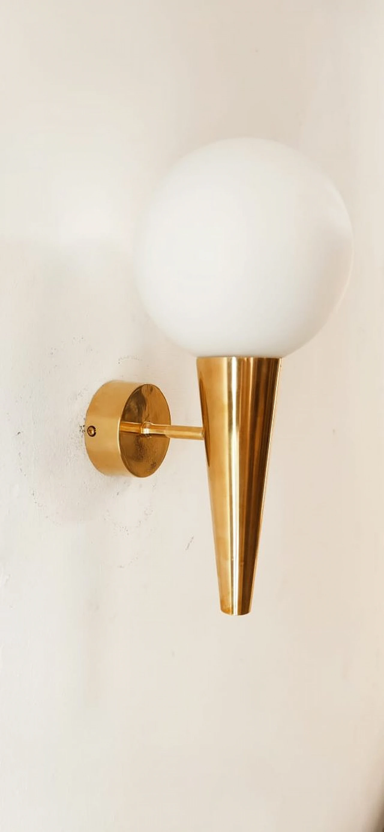 Brass wall light with spheric white glass diffuser, 1970s 1