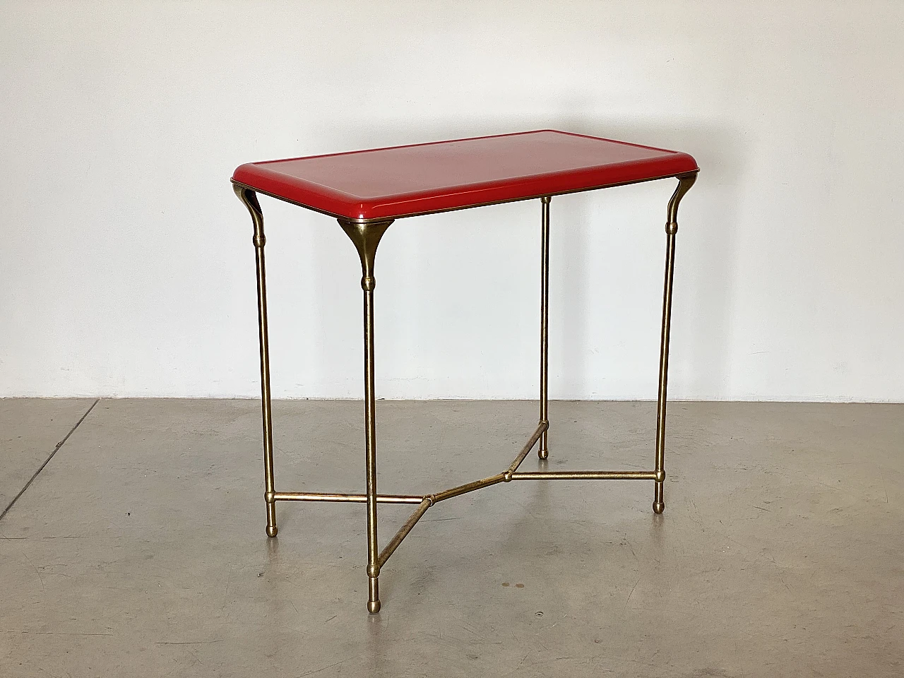 Tavolino in ottone con piano laccato rosso, anni '50 5