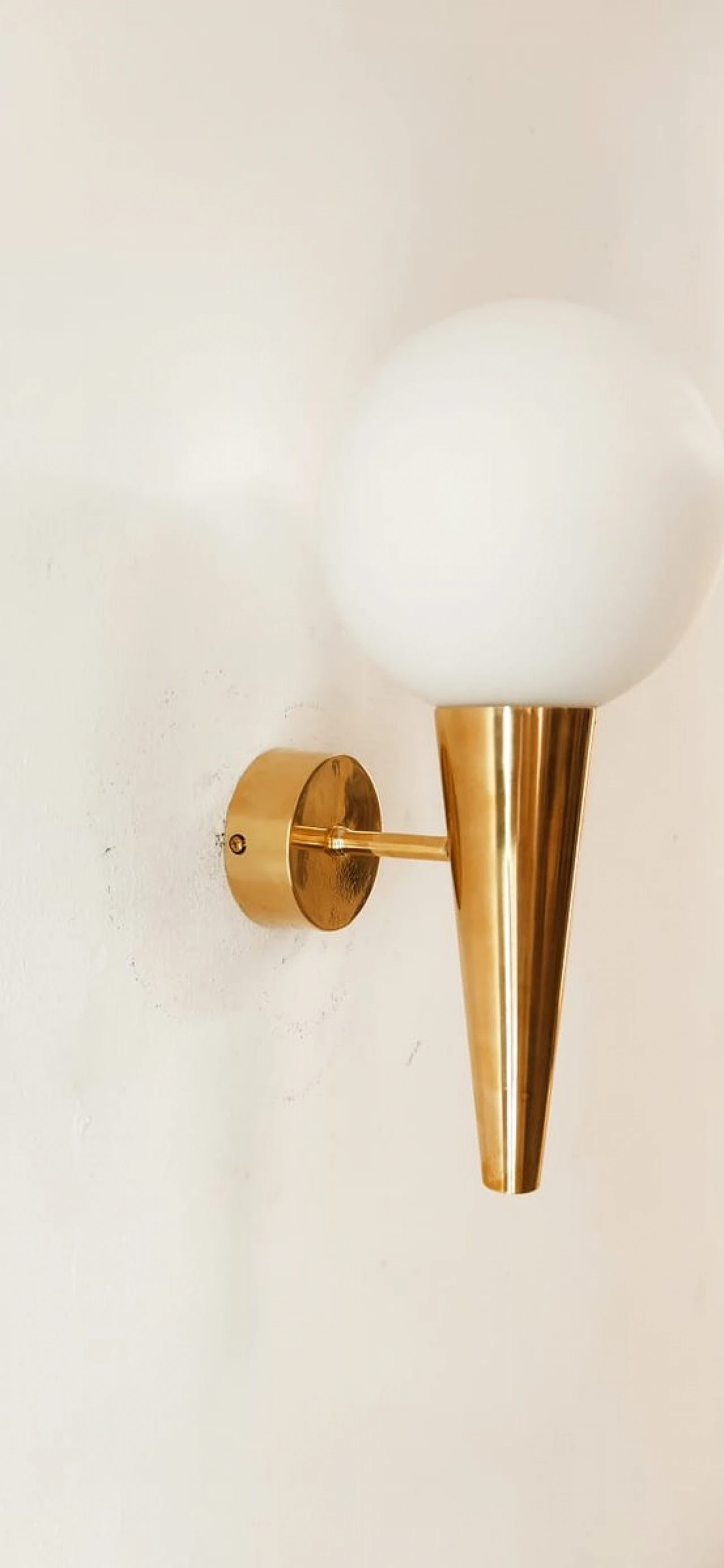 Brass wall light with spheric white glass diffuser, 1970s 5