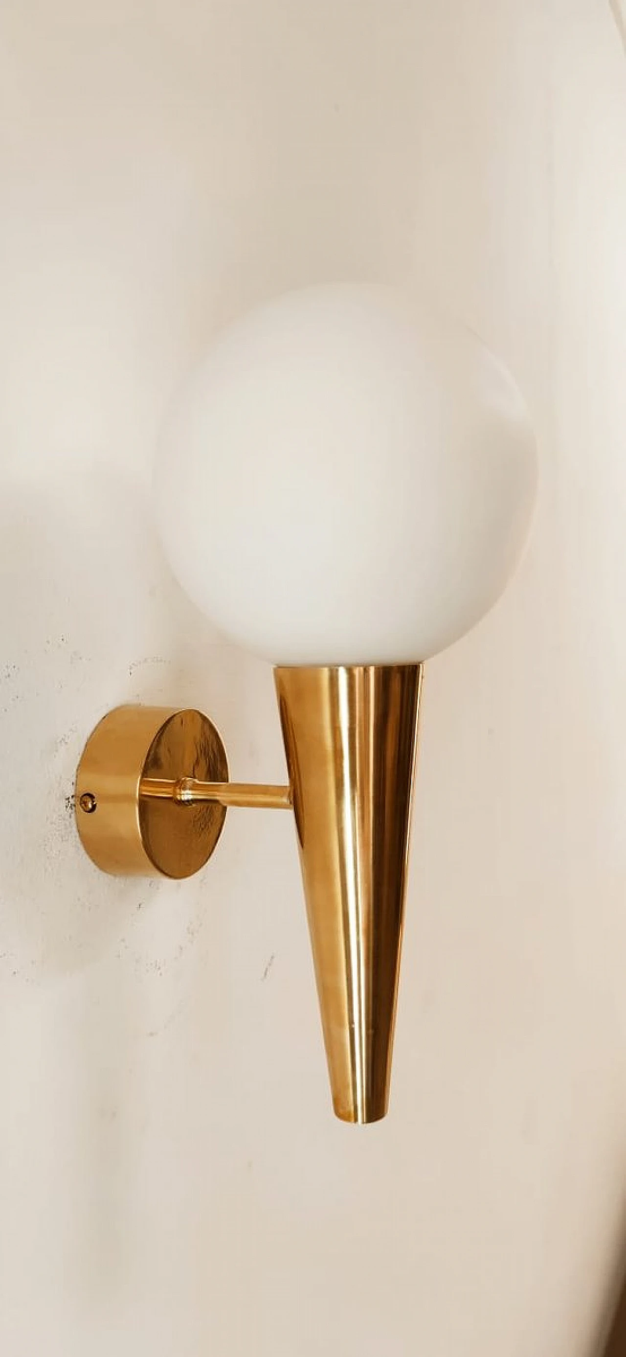 Brass wall light with spheric white glass diffuser, 1970s 10