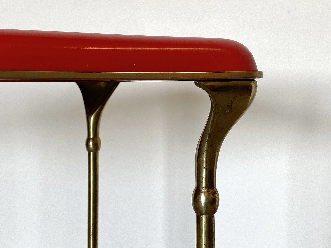 Tavolino in ottone con piano laccato rosso, anni '50 8