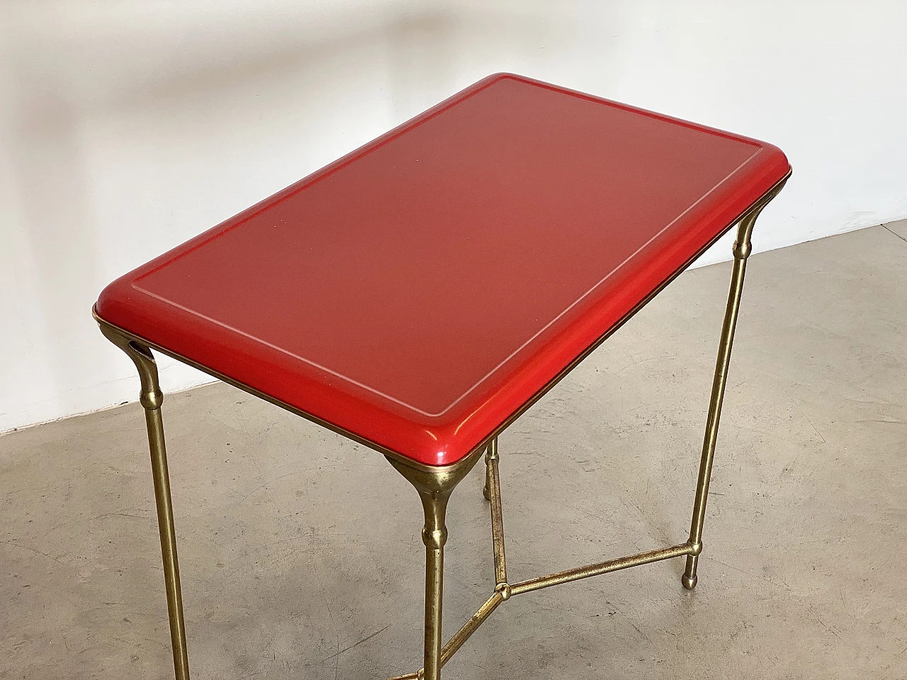 Tavolino in ottone con piano laccato rosso, anni '50 9