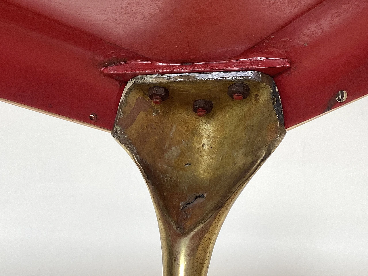 Tavolino in ottone con piano laccato rosso, anni '50 10