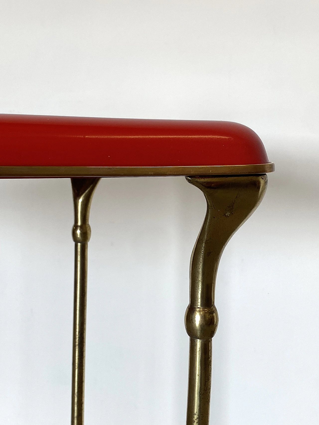 Tavolino in ottone con piano laccato rosso, anni '50 11