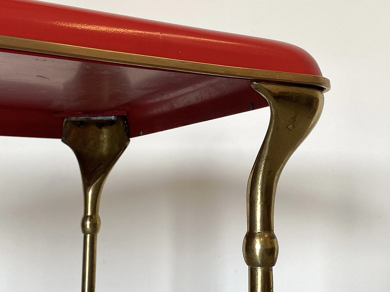 Tavolino in ottone con piano laccato rosso, anni '50 13