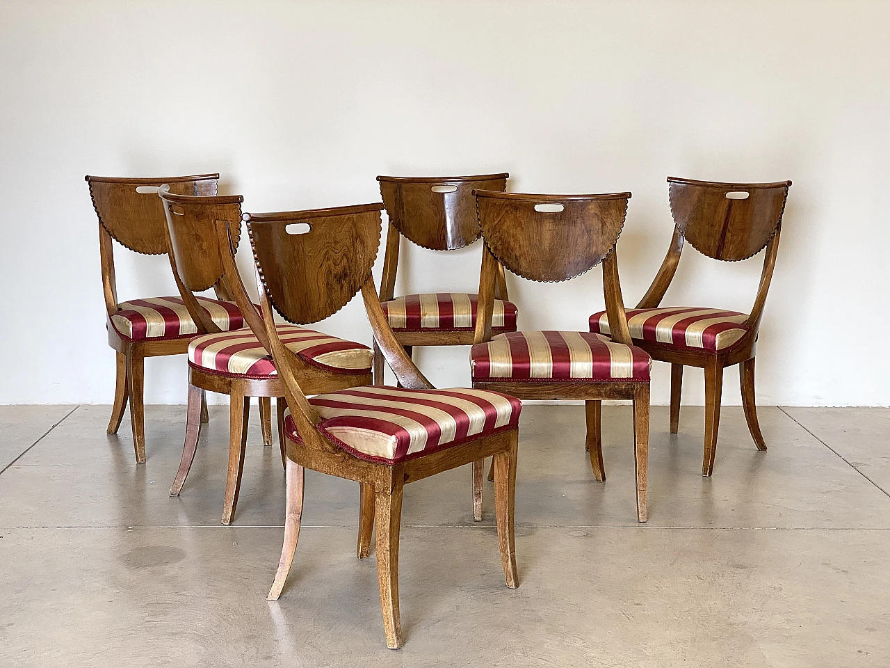 6 Walnut chairs, first half of the 19th century 1