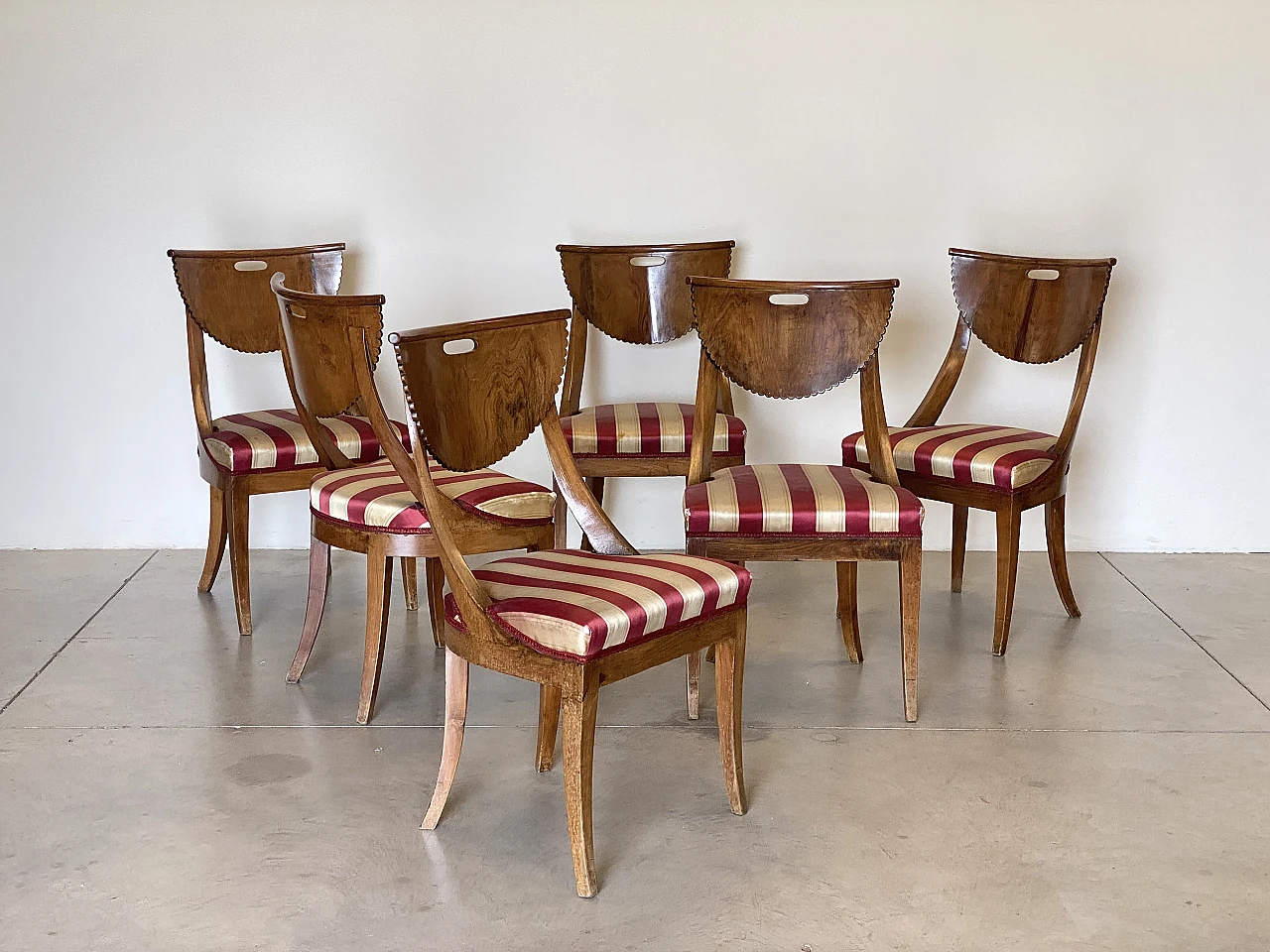 6 Walnut chairs, first half of the 19th century 3