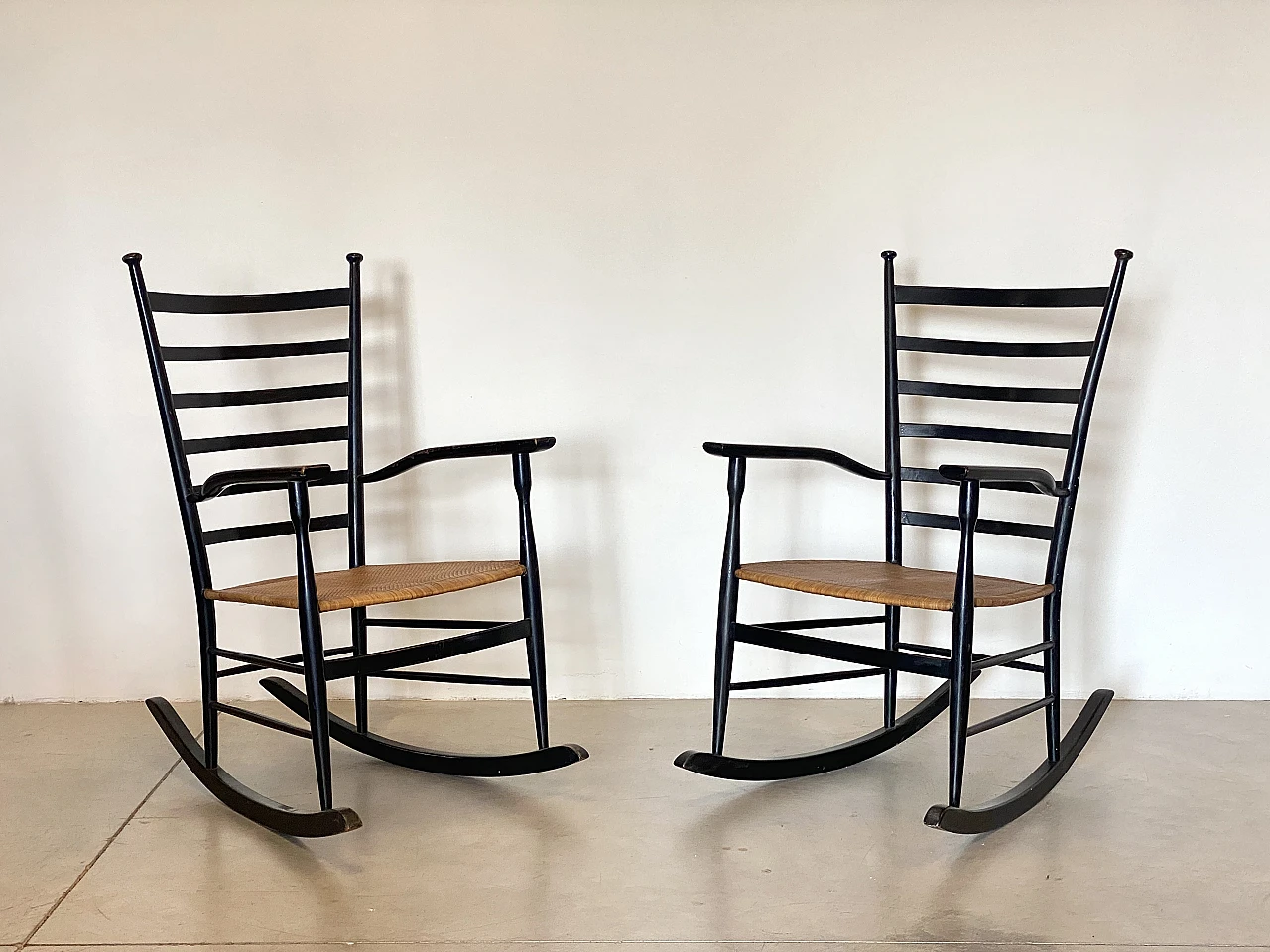 Pair of rocking chairs in lacquered wood and straw, 1960s 1