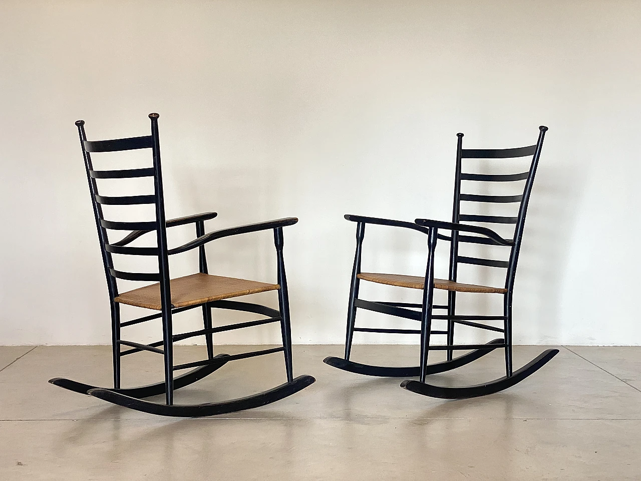 Pair of rocking chairs in lacquered wood and straw, 1960s 3