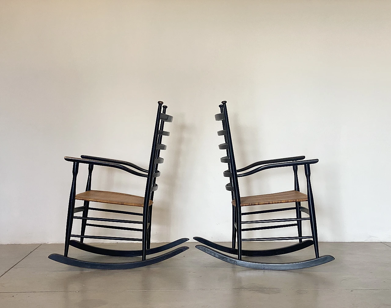 Pair of rocking chairs in lacquered wood and straw, 1960s 5