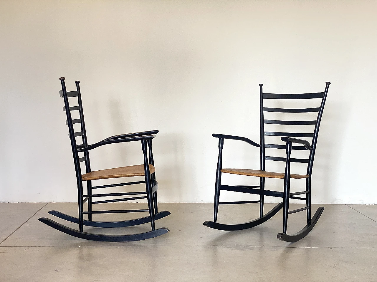 Pair of rocking chairs in lacquered wood and straw, 1960s 6