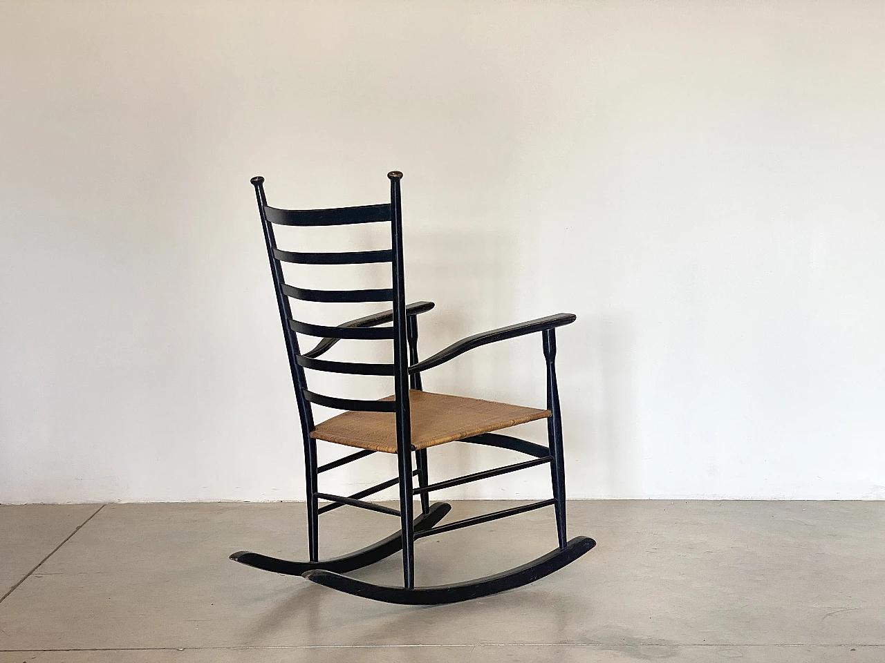 Pair of rocking chairs in lacquered wood and straw, 1960s 7