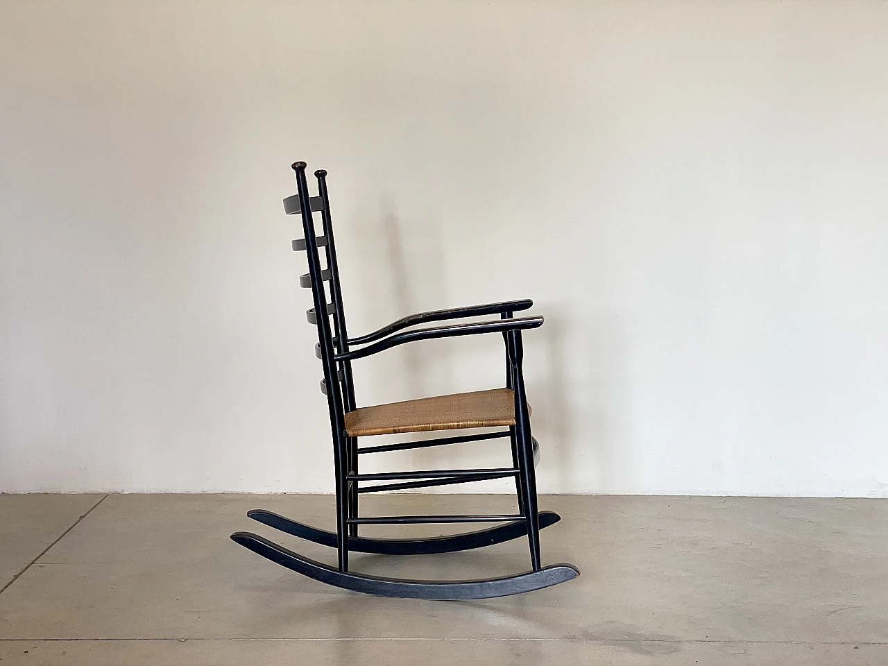 Pair of rocking chairs in lacquered wood and straw, 1960s 8