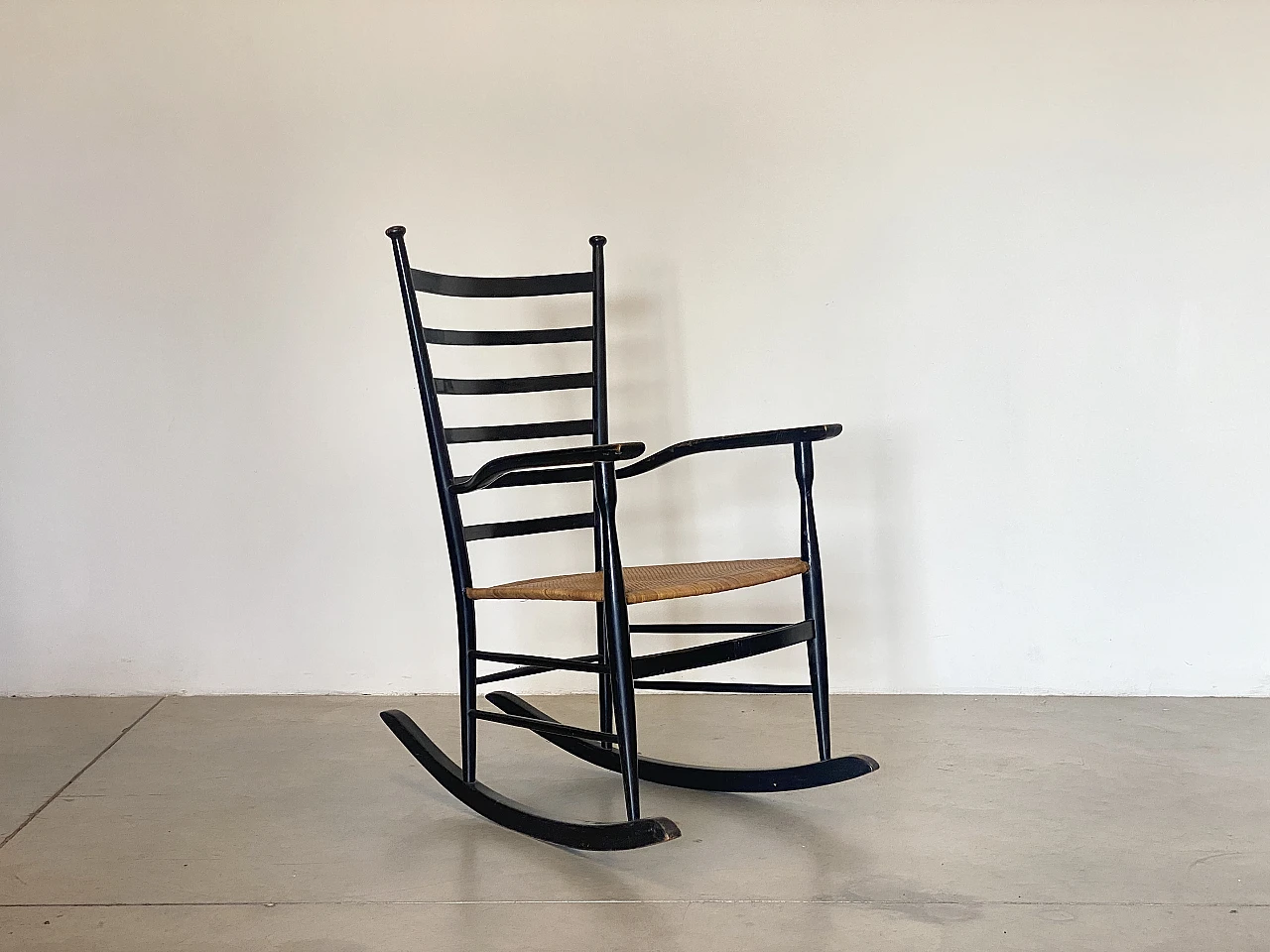 Pair of rocking chairs in lacquered wood and straw, 1960s 9