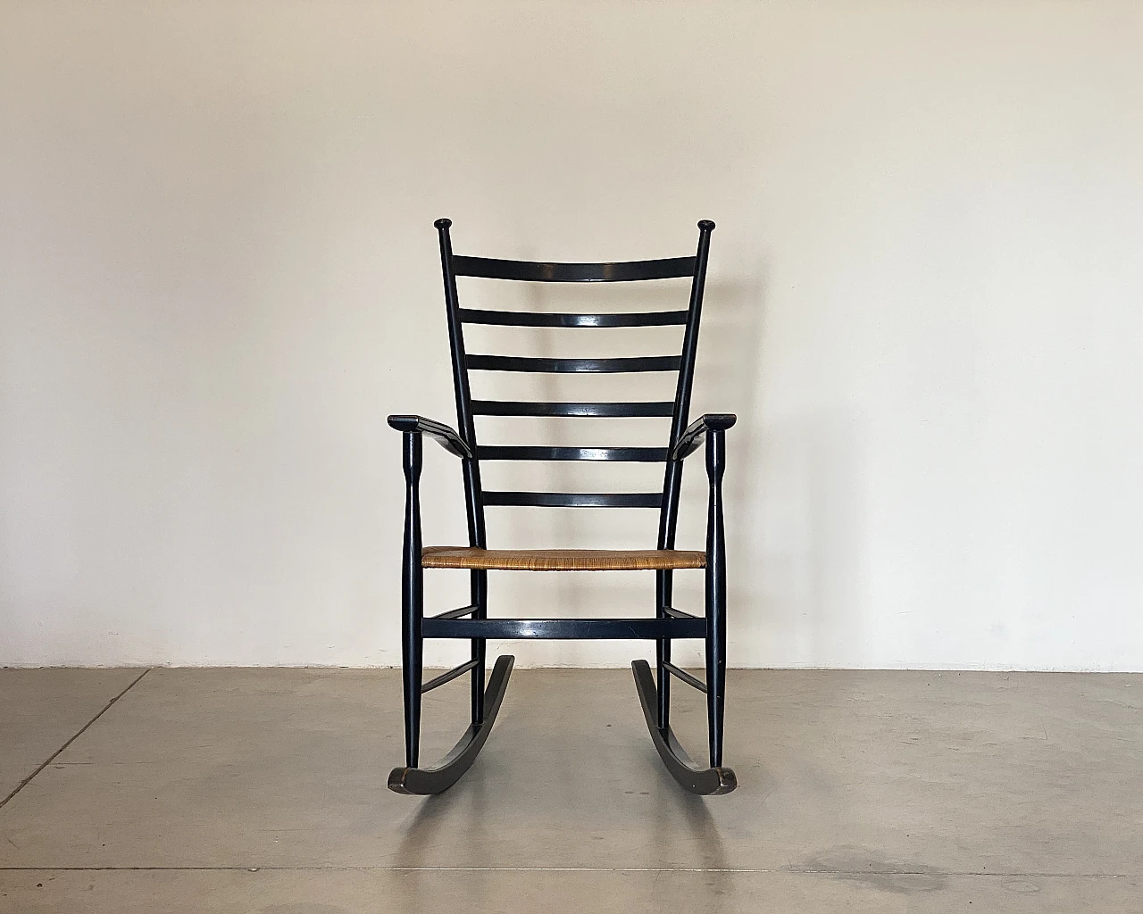 Pair of rocking chairs in lacquered wood and straw, 1960s 10