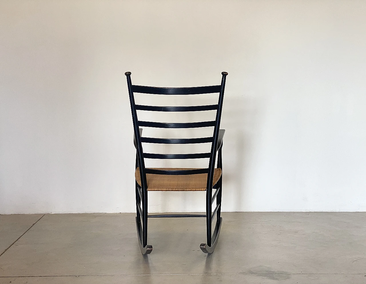 Pair of rocking chairs in lacquered wood and straw, 1960s 11