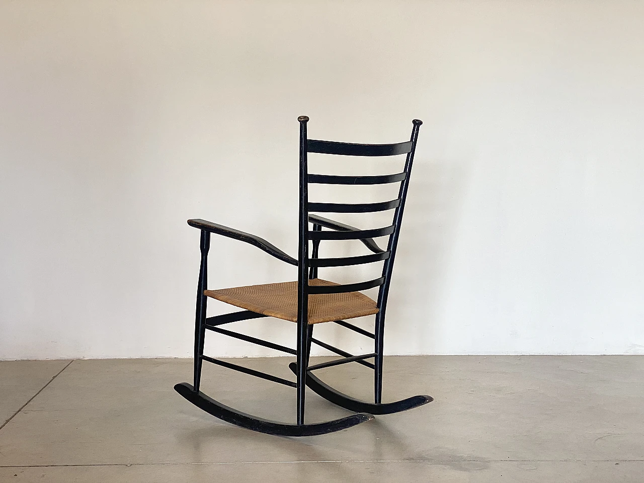 Pair of rocking chairs in lacquered wood and straw, 1960s 12