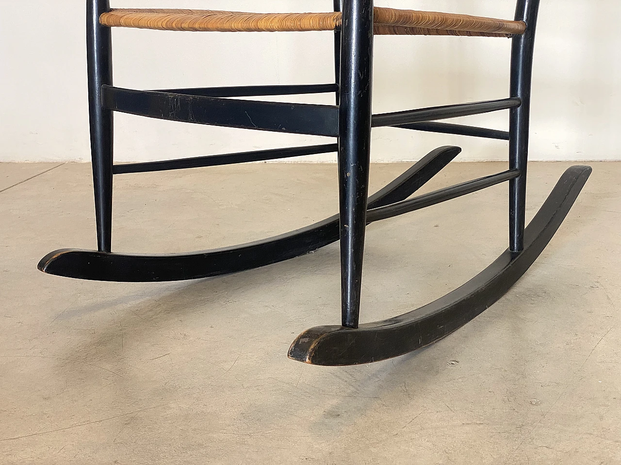 Pair of rocking chairs in lacquered wood and straw, 1960s 14