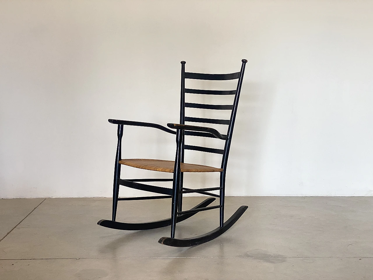 Pair of rocking chairs in lacquered wood and straw, 1960s 19