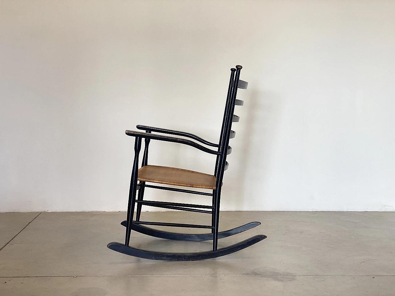 Pair of rocking chairs in lacquered wood and straw, 1960s 20