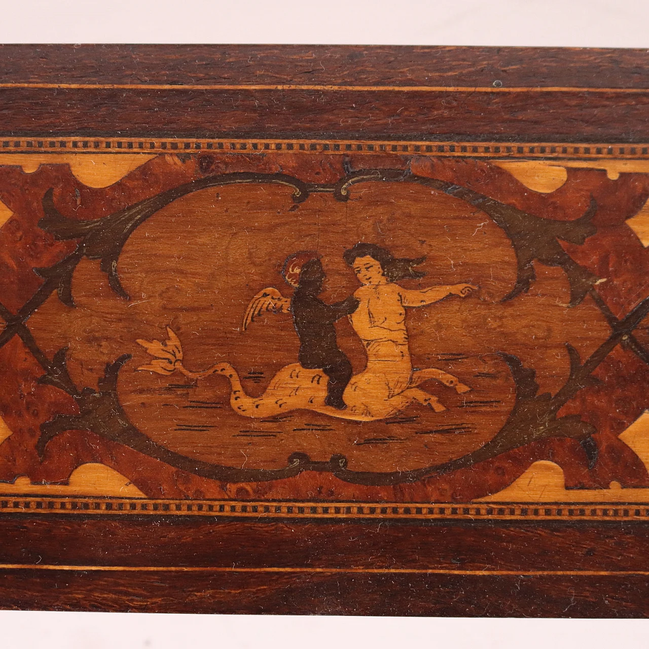 Scatola in legno con coperchio intarsiato con figure mitologiche, inizio '900 4