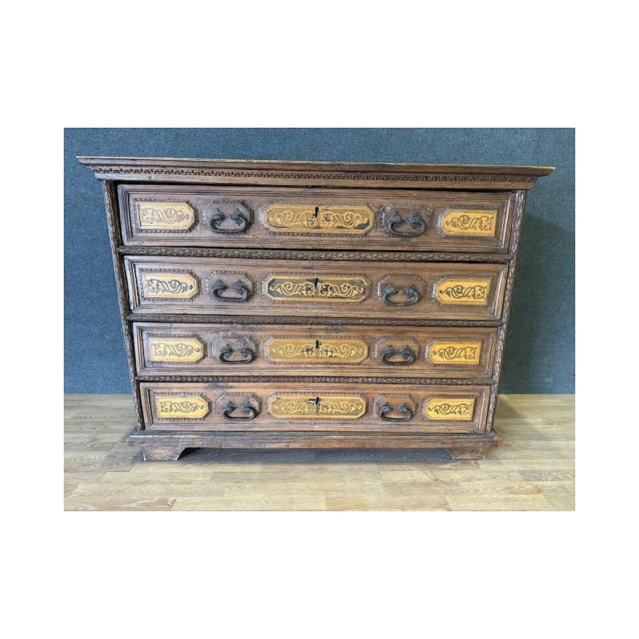 Bergamo walnut commode with inlays, 18th century 1