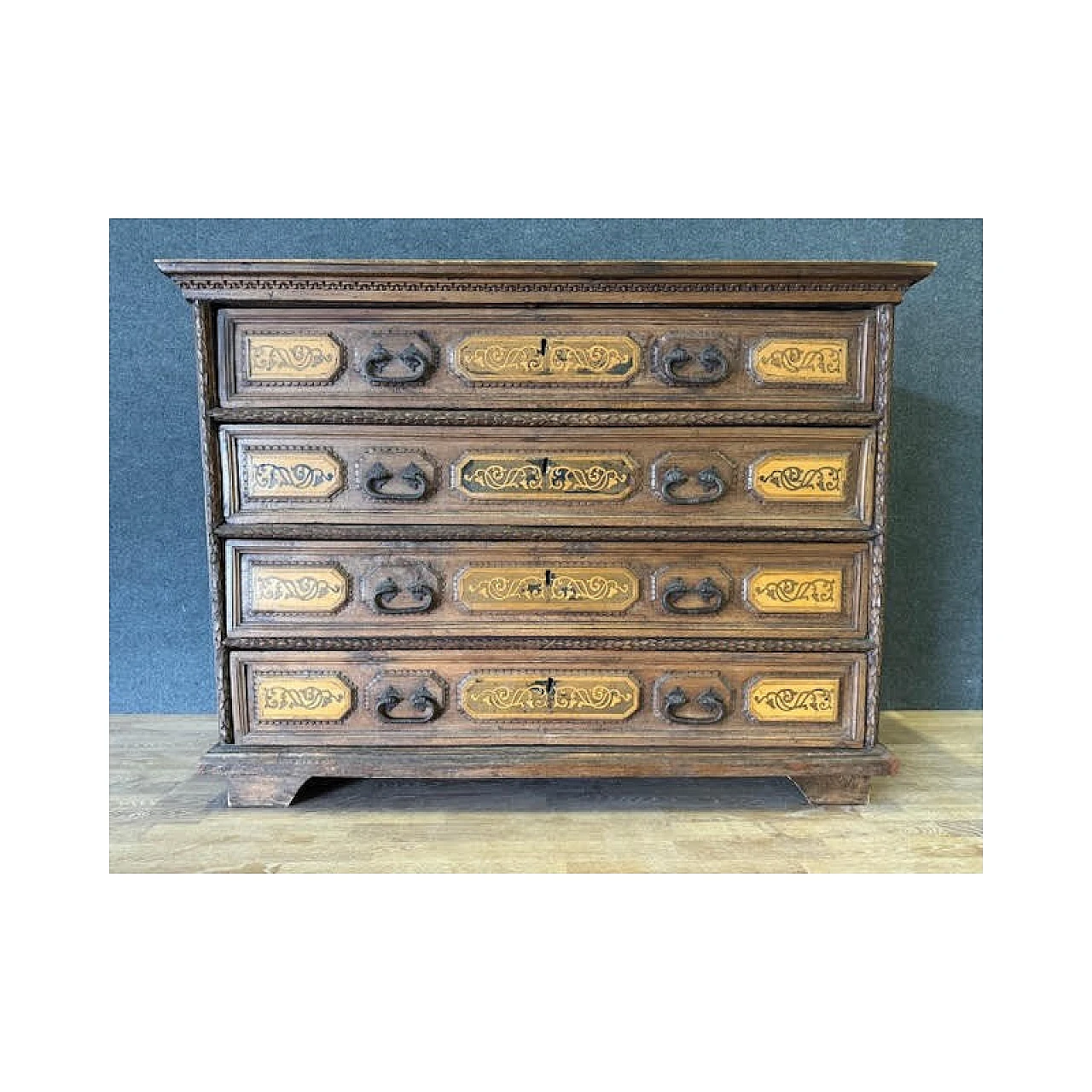 Bergamo walnut commode with inlays, 18th century 9